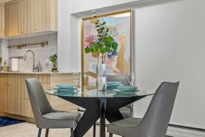 17th Ave Cozy Place in DT with Calgary tower and city views