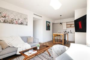 Lux Hotel style 2 bedroom apartment gym parking rooftop