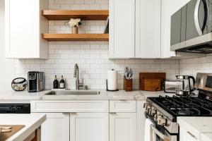 Lux Hotel style 2 bedroom apartment gym parking rooftop