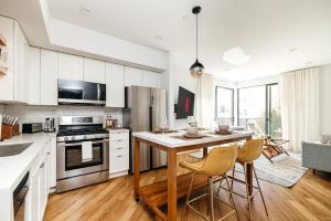 Lux Hotel style 2 bedroom apartment gym parking rooftop