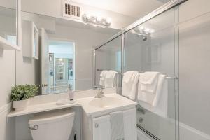 Serene Urban Retreat with Modern Luxury