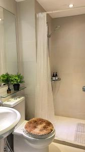 Cozy Staycation Near MOA with Pool Access Netflix WiFi Good for 4