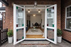 Spacious London 2BR Flat Near O2 Arena, Greenwich & Canary Wharf Sleeps 6 - free parking