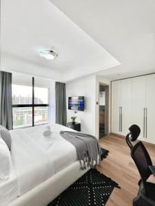 Executive elegant wanderers rest three bedroom apartment with amazing city views, swimming pool ,gym and private ample parking space which offers not only comfortable but also luxurious lifestyle