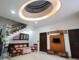 Luxury Modern 6BHK- Posh Locality, Garden, Terrace