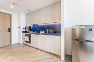 High-Floor Studio Featuring Canal and Burj Khalifa Views, with Easy Access to Downtown, Peninsula Three, Business Bay by Deluxe Holiday Homes