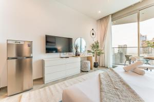 High-Floor Studio Featuring Canal and Burj Khalifa Views, with Easy Access to Downtown, Peninsula Three, Business Bay by Deluxe Holiday Homes