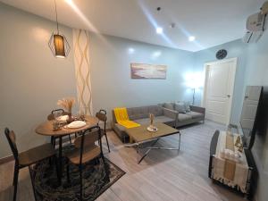 Cozy 1-BR Stay in Makati with Pool, Gym, WiFi, Netflix, Great Views