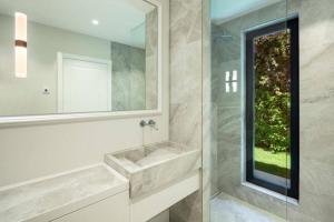 Luxurious 5-Bedroom House with Private Pool in Valbandon