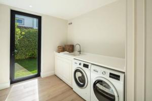 Luxurious 5-Bedroom House with Private Pool in Valbandon