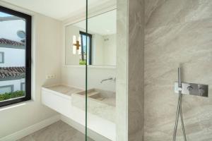 Luxurious 5-Bedroom House with Private Pool in Valbandon