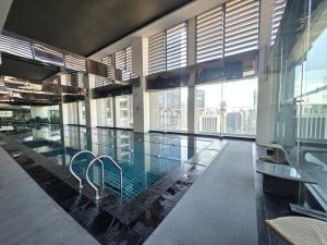 Cozy 1-BR Stay in Makati with Pool, Gym, WiFi, Netflix, Great Views