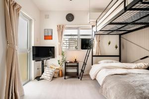 5 min walk to Kokusai St Artsy room with 2 beds