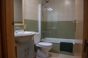 Apartamento con balcón y vistas a la montaña