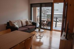 Apartamento con balcón y vistas a la montaña