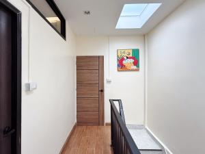 Mid Century Modern Townhouse near jatujak park 3 bed 2 bath with bathtub