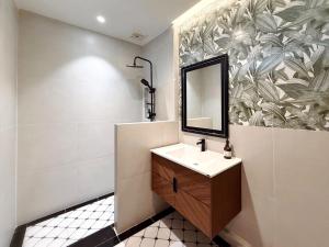 Mid Century Modern Townhouse near jatujak park 3 bed 2 bath with bathtub