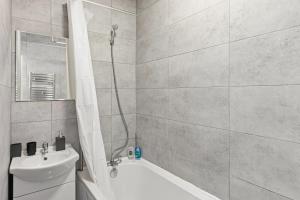 Manchester 2 bedroom house ideal for long stays