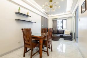 1BR suite Forbeswood Heights in BGC with 100MBPS