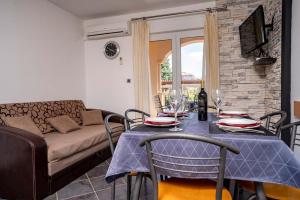 Apartment in Lopar with Balcony, Air condition, WIFI (4738-2)