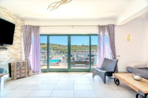 Stylish Marina Bungalow, 2 Bedrooms, Pool Access