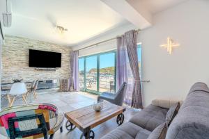 Stylish Marina Bungalow, 2 Bedrooms, Pool Access