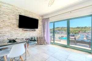 Stylish Marina Bungalow, 2 Bedrooms, Pool Access