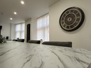 The Drapers - by Caithness Luxury Apartments NC500 - 4 Bedroom Luxury Central NC500 Apartment-Sleeps 8- Sleeps Work teams upto 4 & holiday makers upto 8 - BUDGET FRIENDLY FOR LONG STAY TRADES - CONTACT US -