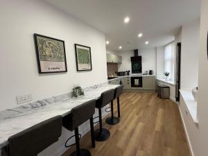 The Drapers - by Caithness Luxury Apartments NC500 - 4 Bedroom Luxury Central NC500 Apartment-Sleeps 8- Sleeps Work teams upto 4 & holiday makers upto 8 - BUDGET FRIENDLY FOR LONG STAY TRADES - CONTACT US -