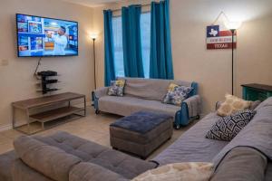 Oversized 2 Bedroom Modern Pool Near Beach