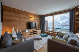 Luxury 9-Bed Apartment Steps from Ski Slopes with Parking & Ski Box
