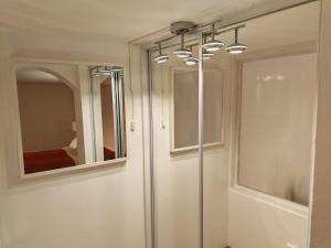 Goldcentral Apartment Ring Next to New York Cafe