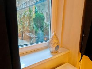 Goldcentral Apartment Ring Next to New York Cafe