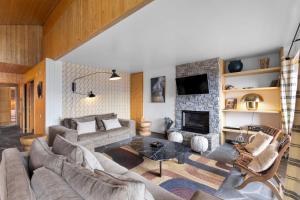 Mars 501 sur la place du village a Anzere avec vue sur les Alpes