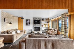 Mars 501 sur la place du village a Anzere avec vue sur les Alpes