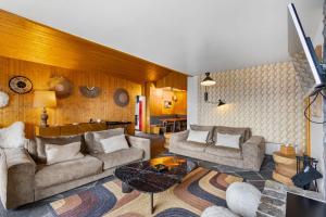 Mars 501 sur la place du village a Anzere avec vue sur les Alpes