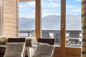 Mars 501 sur la place du village a Anzere avec vue sur les Alpes