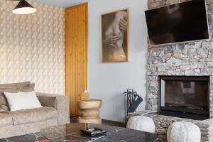 Mars 501 sur la place du village a Anzere avec vue sur les Alpes