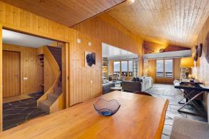 Mars 501 sur la place du village a Anzere avec vue sur les Alpes