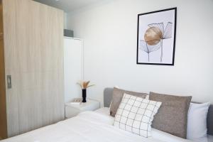Suite Sky 1BR Rooftop Pool GymLaguna Skypark