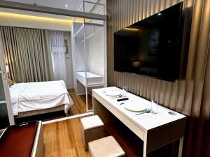 SOHO 841 Suites 1BR 400Mbps WiFi Near SM Fairview