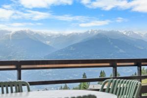 Mars 404-406 sur la place du village a Anzere avec vue sur les Alpes