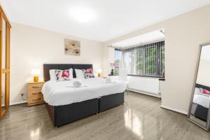 4 Bed House - Sleeps 8 - Garden - Parking - Wifi