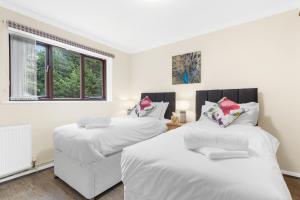 4 Bed House - Sleeps 8 - Garden - Parking - Wifi