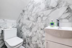 4 Bed House - Sleeps 8 - Garden - Parking - Wifi