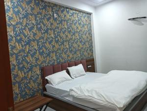 Hotel JR Palace- Near Toran Dwar and free Parking