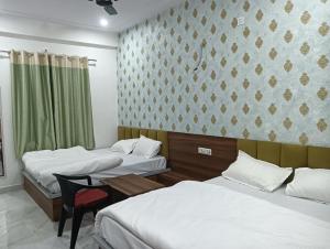 Hotel JR Palace- Near Toran Dwar and free Parking