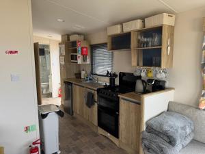 Family Caravan - Sleeps 4 - Dog friendly - Parking