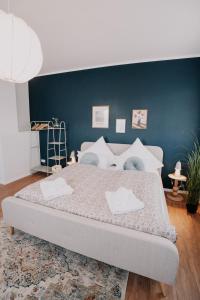 Deluxe Apartment Mainz I 2 BR I 7P I Zentral I Küche I WiFi I Nähe Zollhafen I helloYOU apartments x BRIGHT Collection