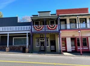 Historic Washington St Balcony